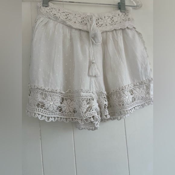 American Eagle Outfitters Pants - American Eagle White Swiss Dot Crochet Trim White Cotton Shorts Sequins Sz Small